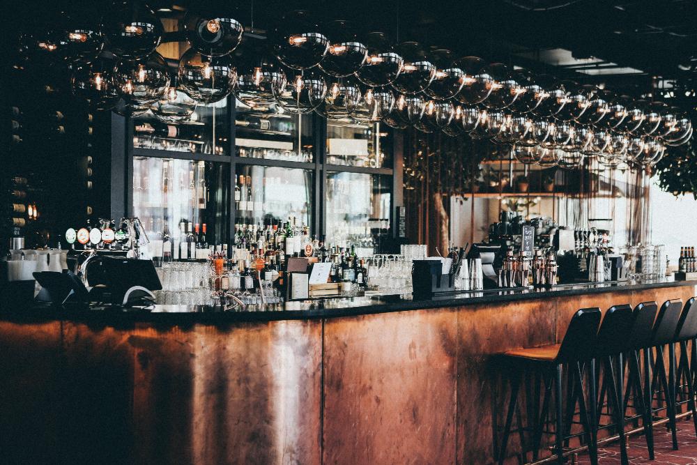 ¿Tienes un bar y pones música? Esto te interesa