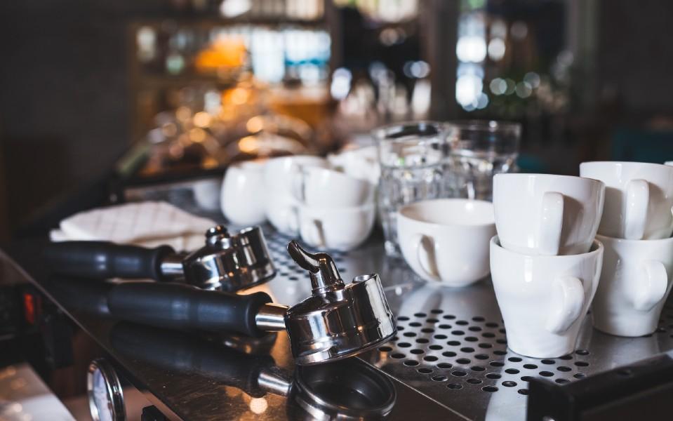 ¿Qué se necesita para abrir un bar? 5 aspectos que no debes olvidar
